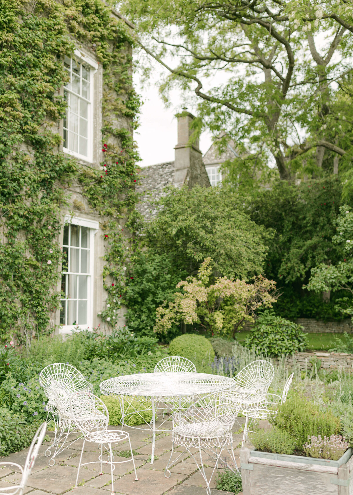 chloe-winstanley-weddings-cotswolds-cornwell-manor-grounds-garden-furniture
