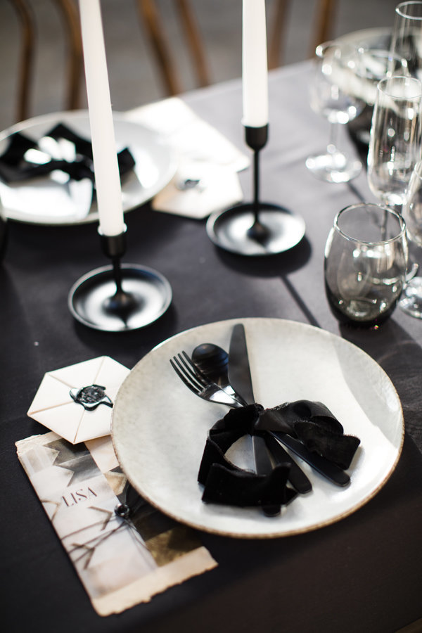 Wedding table with black details