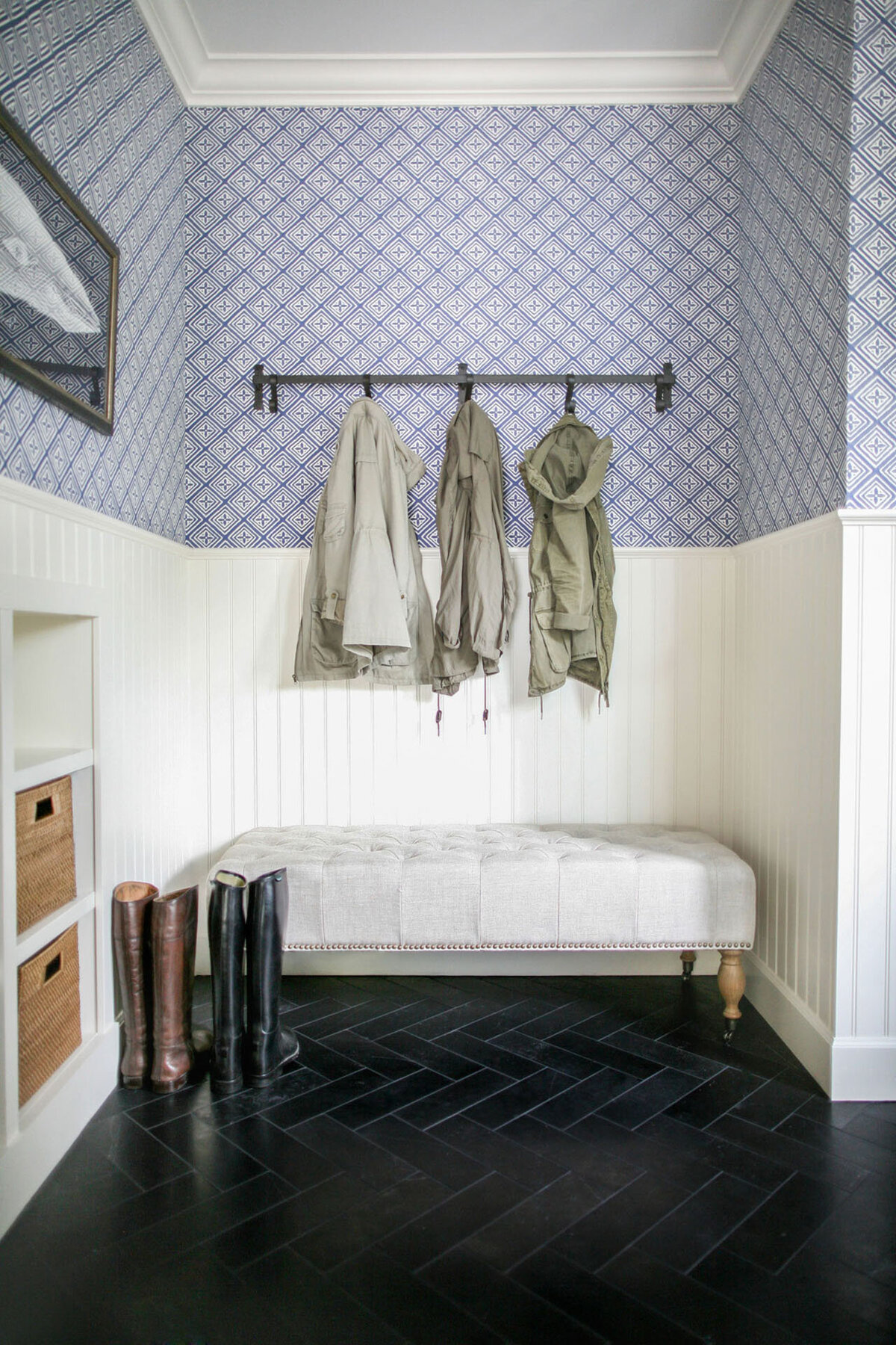 6B-quadrille-wallpaper-mudroom-blue-white
