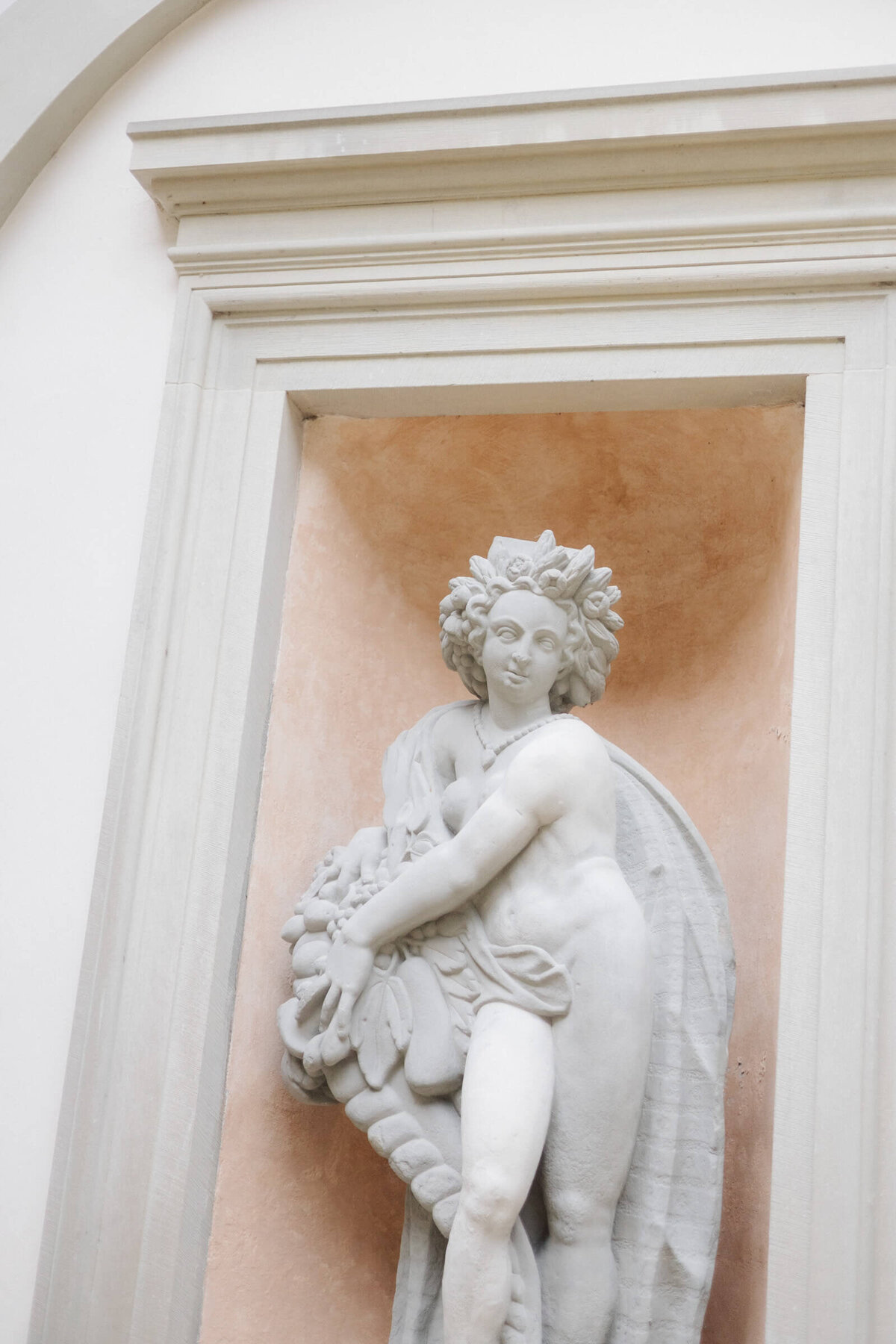 Antike Statue im Palast Hohenems – kunstvolle Details bei einer Hochzeit in Vorarlberg.