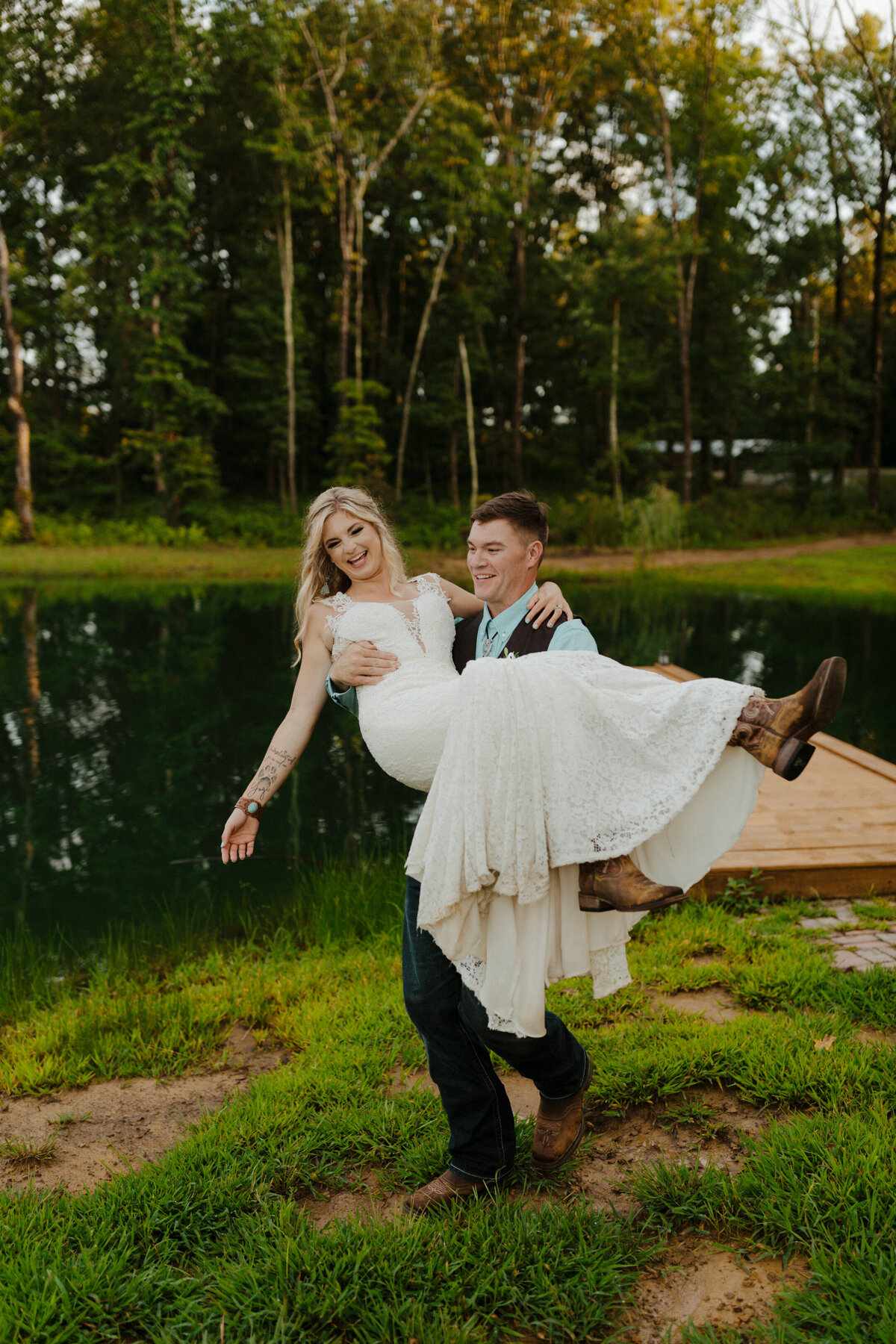 colorado-wedding-photographer-in-soddy-daisy-tennessee-at-mountain-heights-venue-near-nashville-horse-dog-lake-barn-683