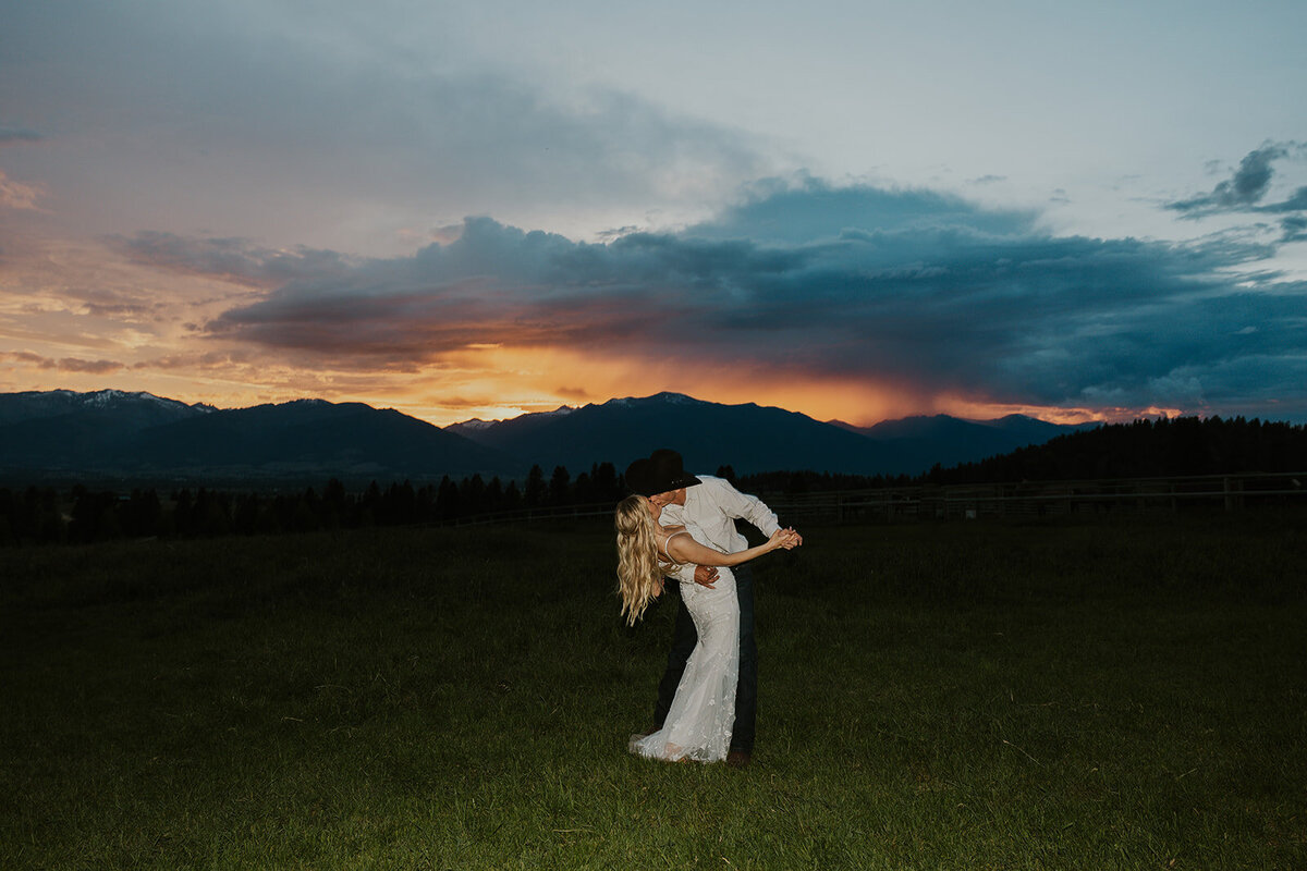 presley-gray-cowboy-luxury-montana-wedding-9561
