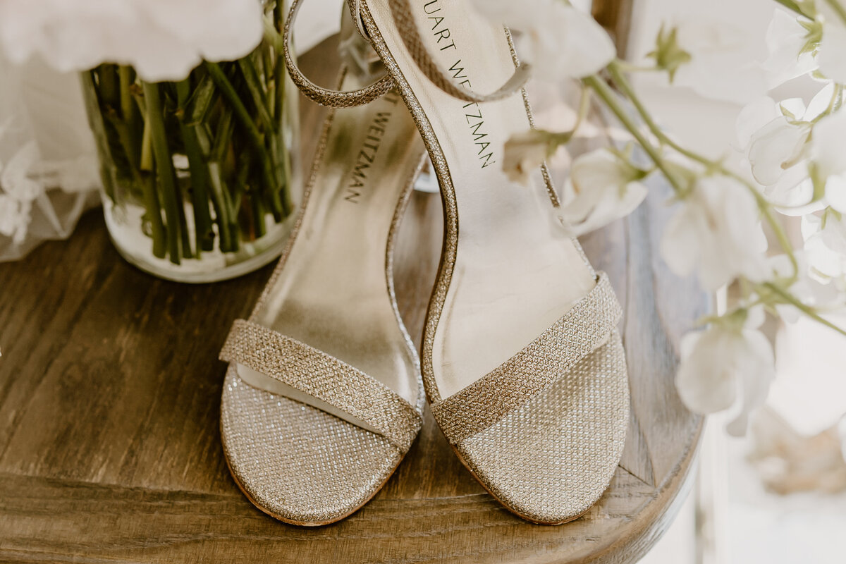 wedding-details-shoes-and-bouquet-emerald-hills-events-promise-city-iowa-des-moines-wedding-photographer-storyteller-collective-photo-co