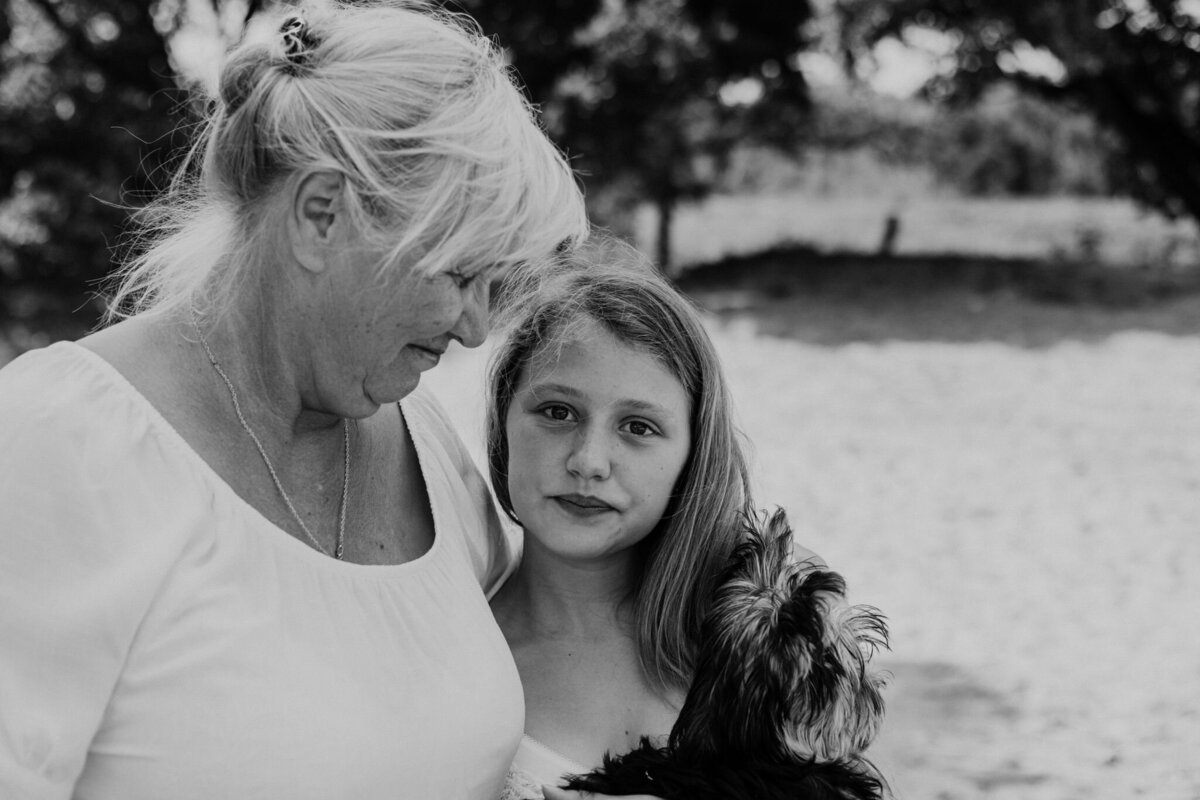 Oma en kleindochter tijdens de gezinsshoot in Drenthe