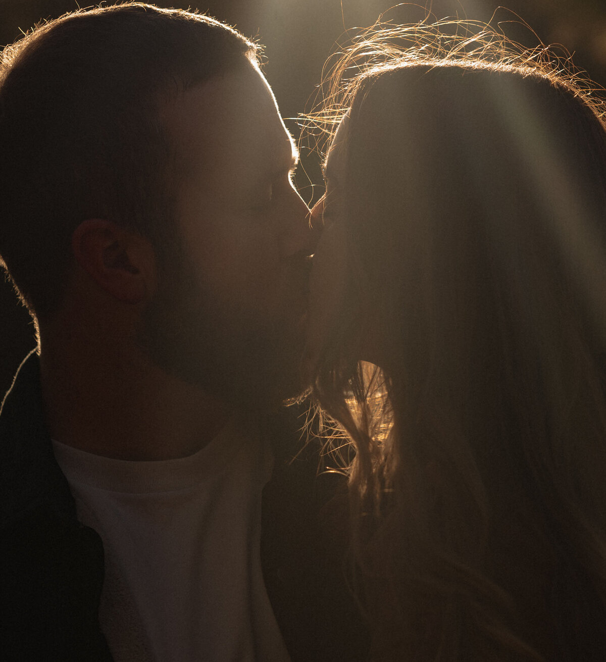 close up silhouette photo of engagement couple sharing a kiss during sunset in Bend, Oregon