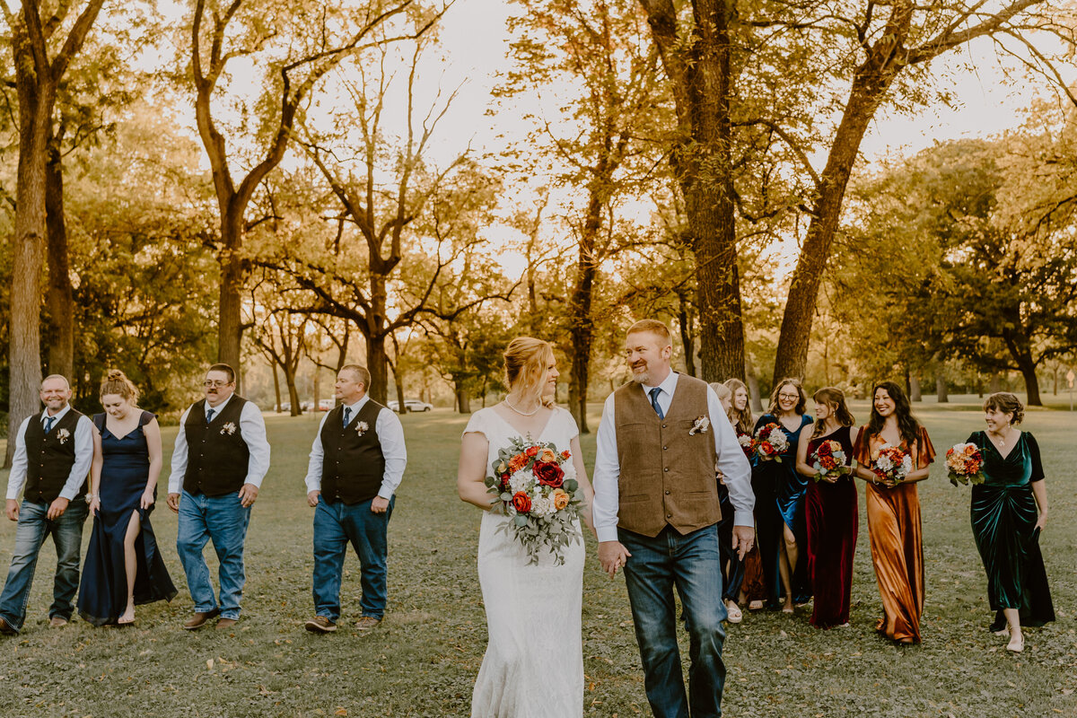 storyteller-collective-photo-co-sunset-wedding-party-walk-walnut-woods-state-park-west-des-moines-iowa