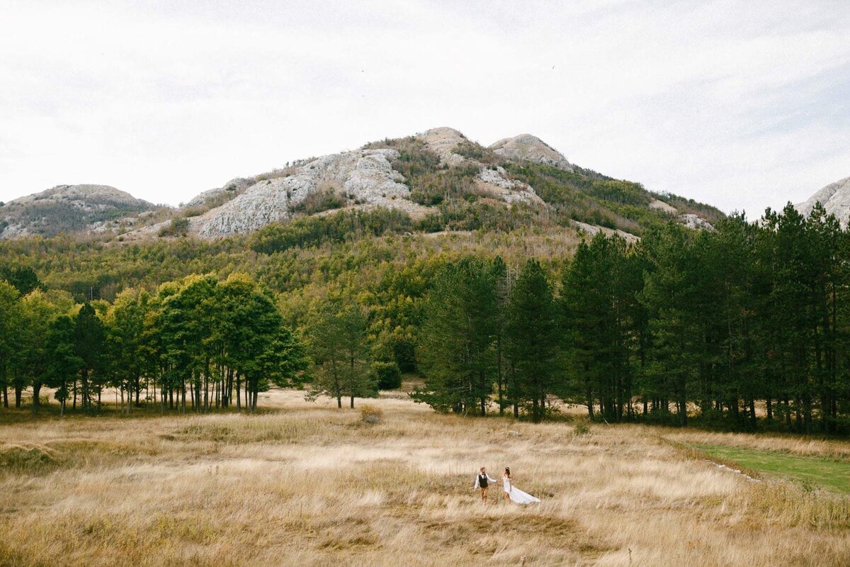 E8-Engagement-Photoshoot-In-the-mountains-with-horses-Ruslan-and-Kristina-2017-09-24-2500px-1036