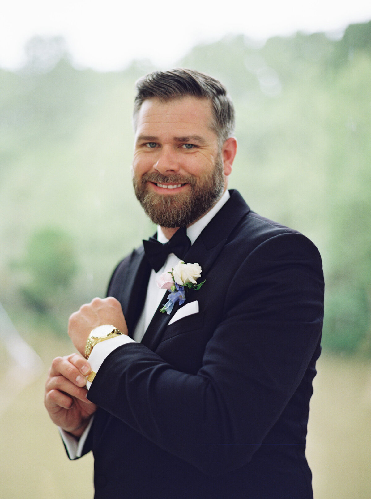 A wedding photo portrait of the groom in Crystal Bridges Museum of American Art in Betonville, Arkansas