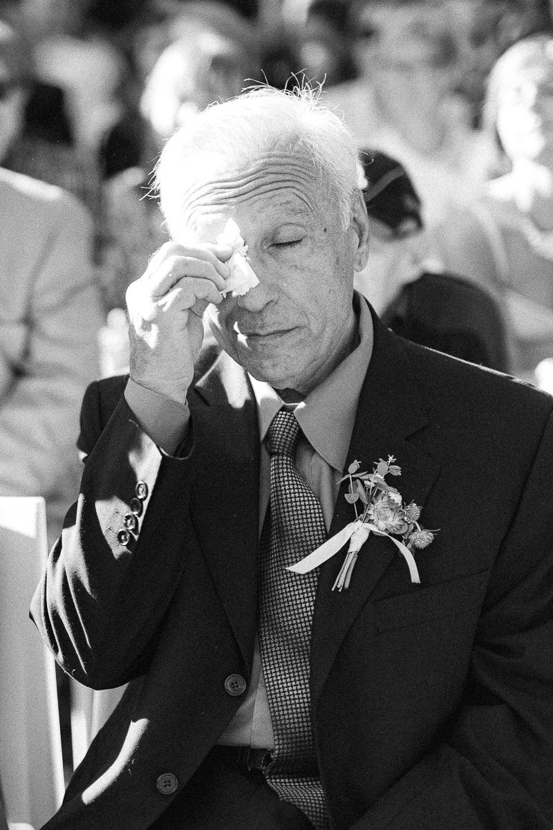 Un père verse une larme lors de la cérémonie de mariage