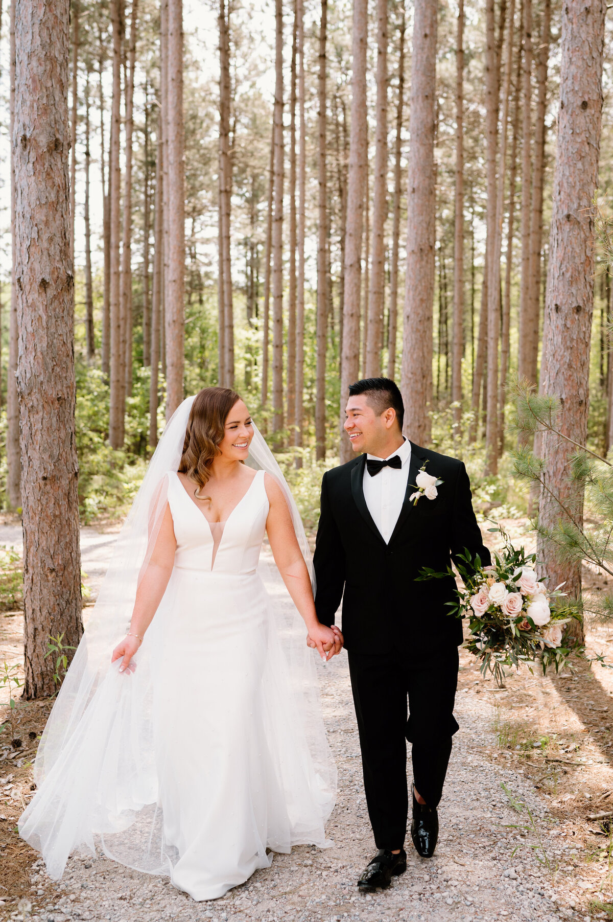 pinewood-wedding-cambridge-minnesota-julianna-mb-photography-18