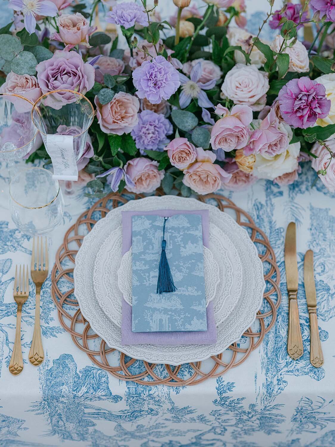 lavender and blue Dior inspired wedding at chateau de Fonscolombe Veronique Lorre floral event designer - thomas audiffren photography23