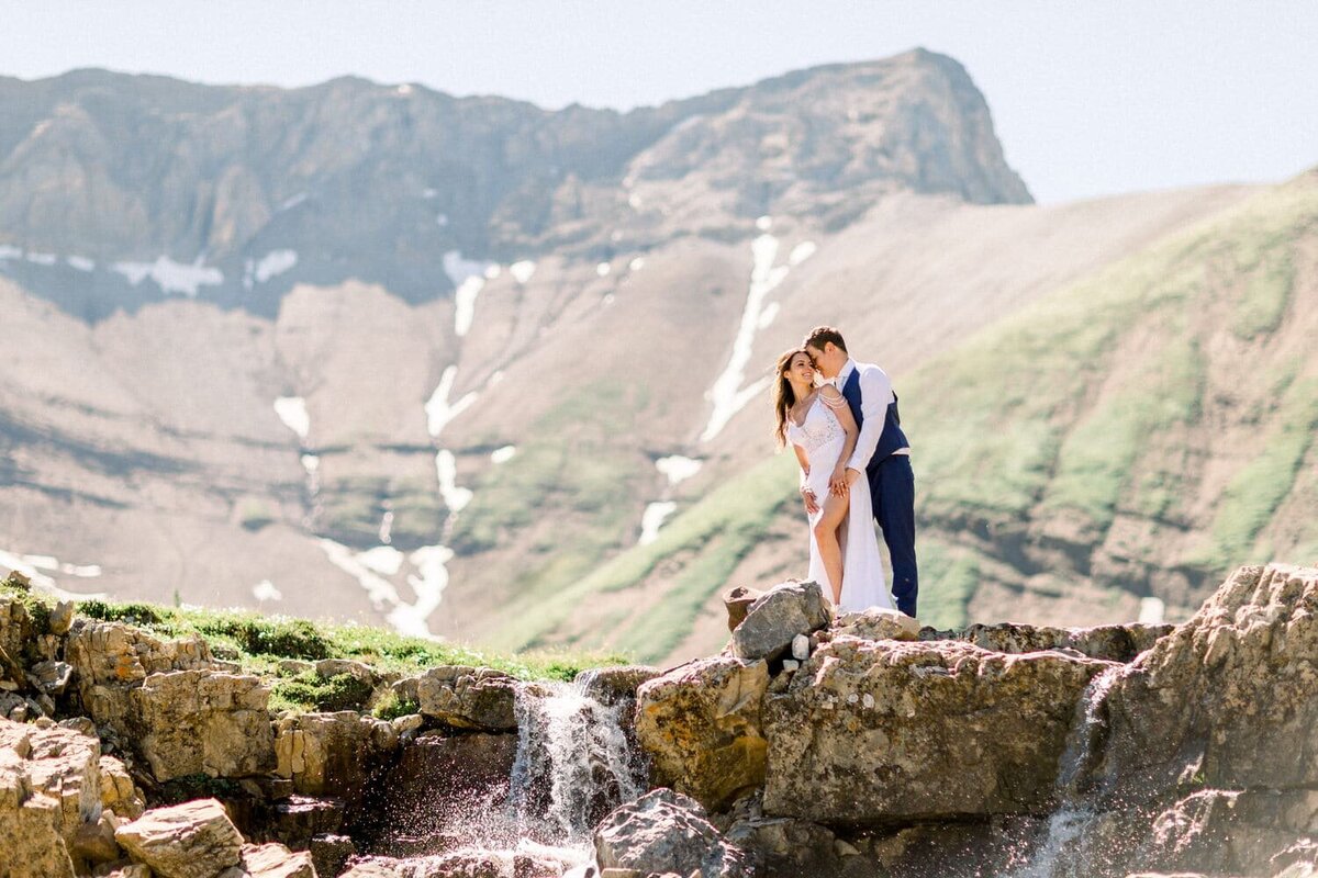 Mount-Charles-Stewart-behind-the-bride-and-groom-in-Kananaskis-country
