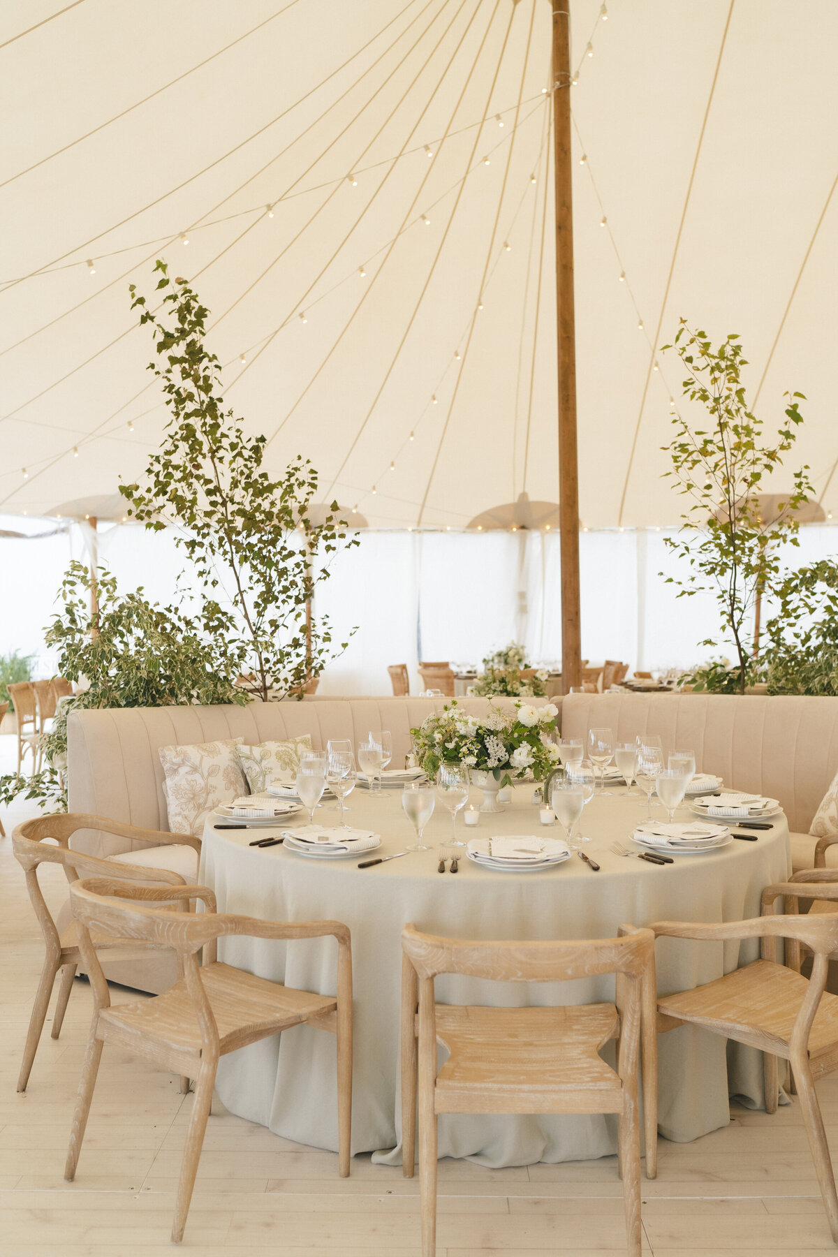 Marthas-vineyard-wedding-planner-kg-events-design-luxury-destination-weddings-private-events-corporate-events-edgartown-ma-event-designer-outdoor-tented-wedding-reception-island-wedding-vogue-wedding-pohogonot-20