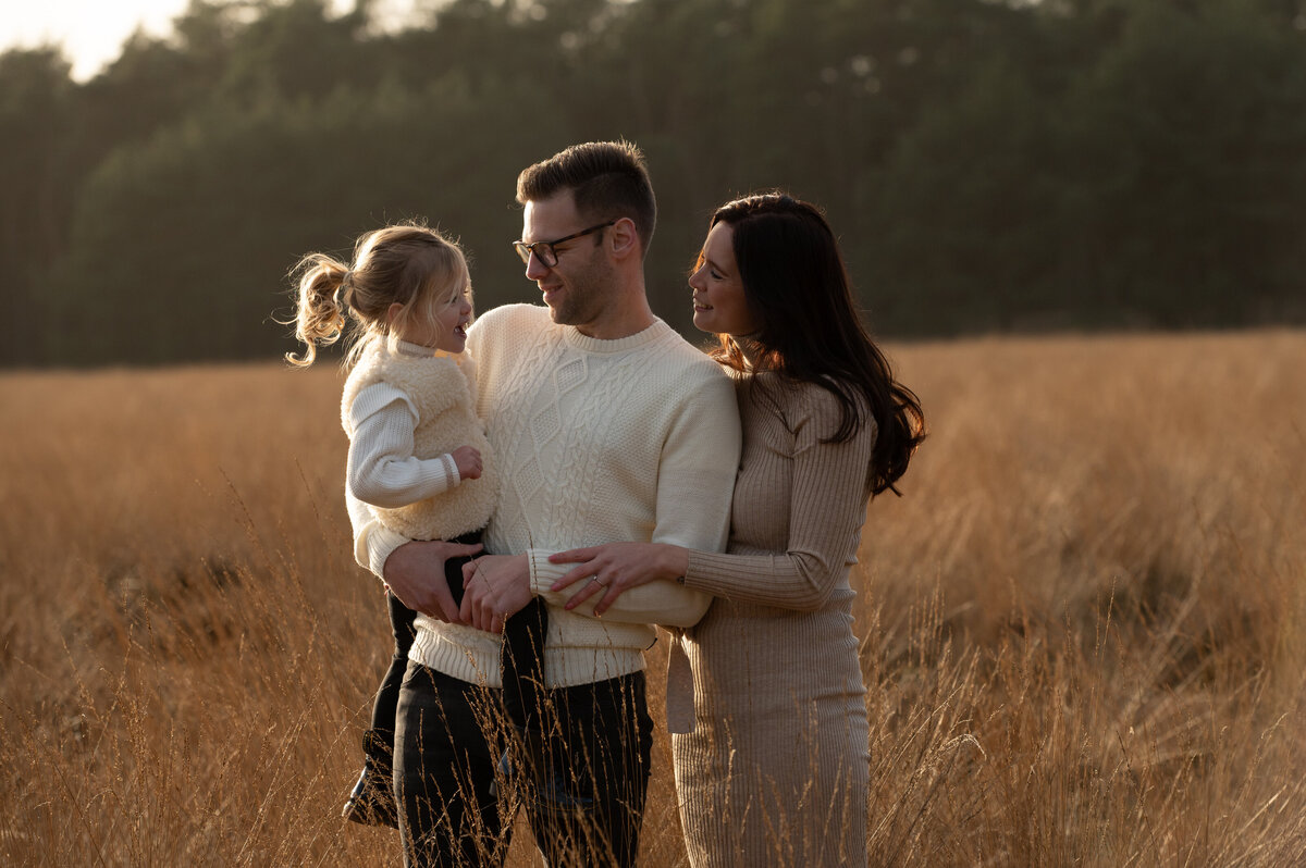 Gezin in graanveld zonder golden hour preset