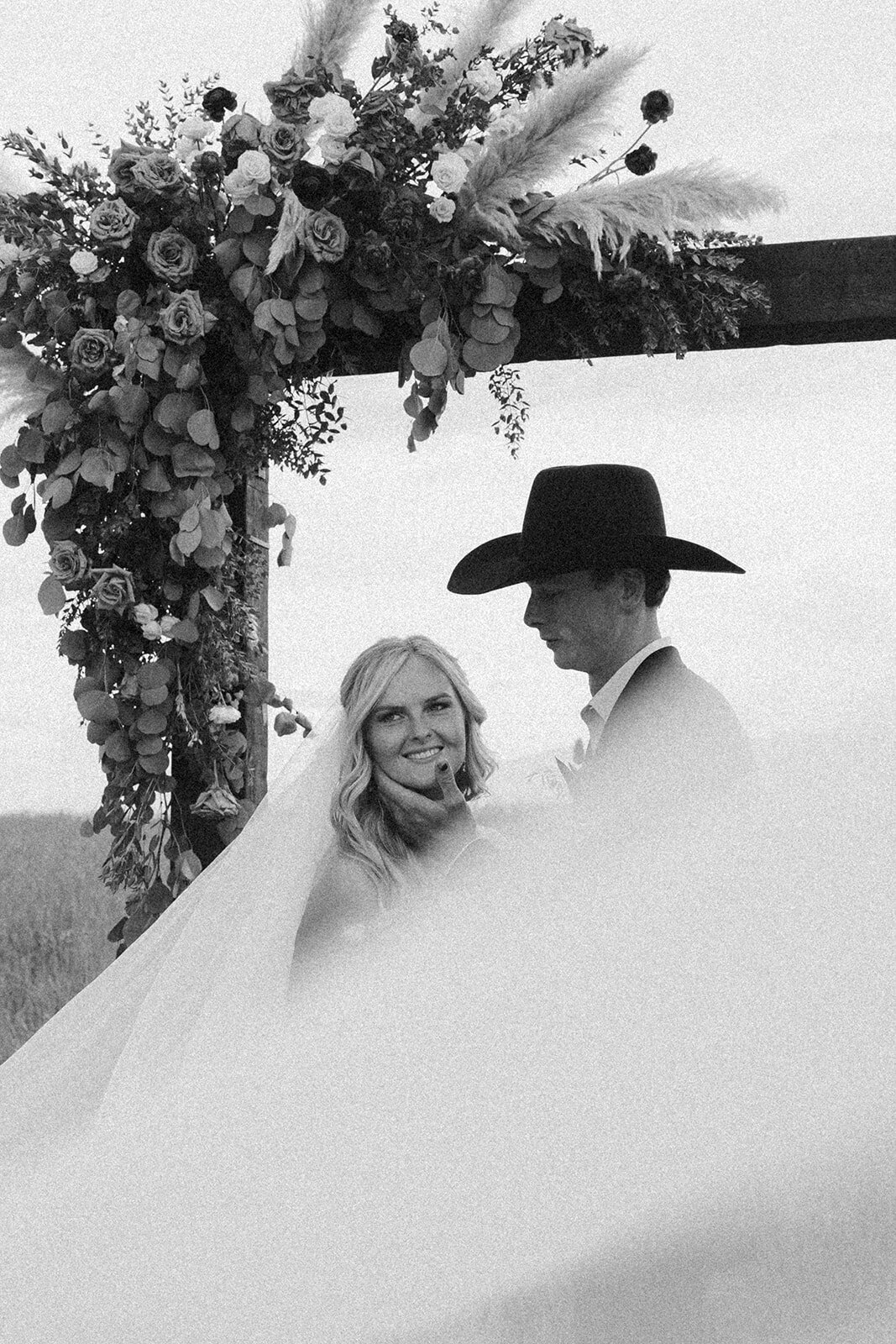 presley-gray-cowboy-luxury-montana-wedding-8174