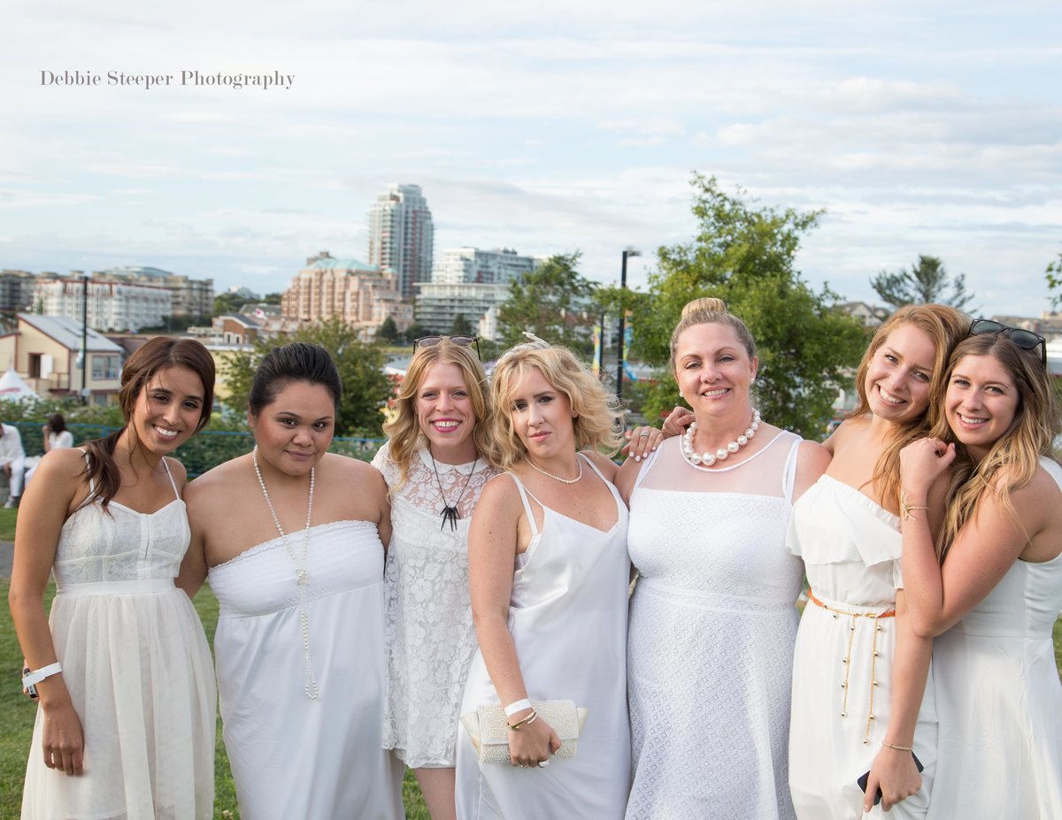 dinner en blanc in victoria bc. All white outfits