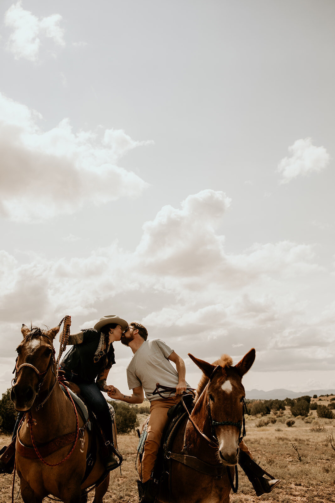 santa-fe-new-mexico-horseback-riding-engagement-photos (7)