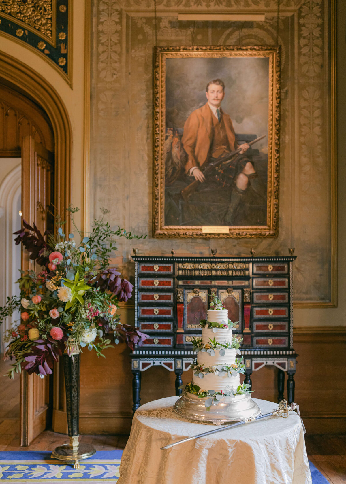 chloe-winstanley-wedding-scotland-scone-palace-cake