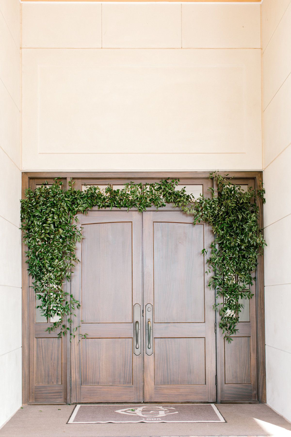 clink-events-greenville-wedding-planner-greenville-country-club-greenery-door