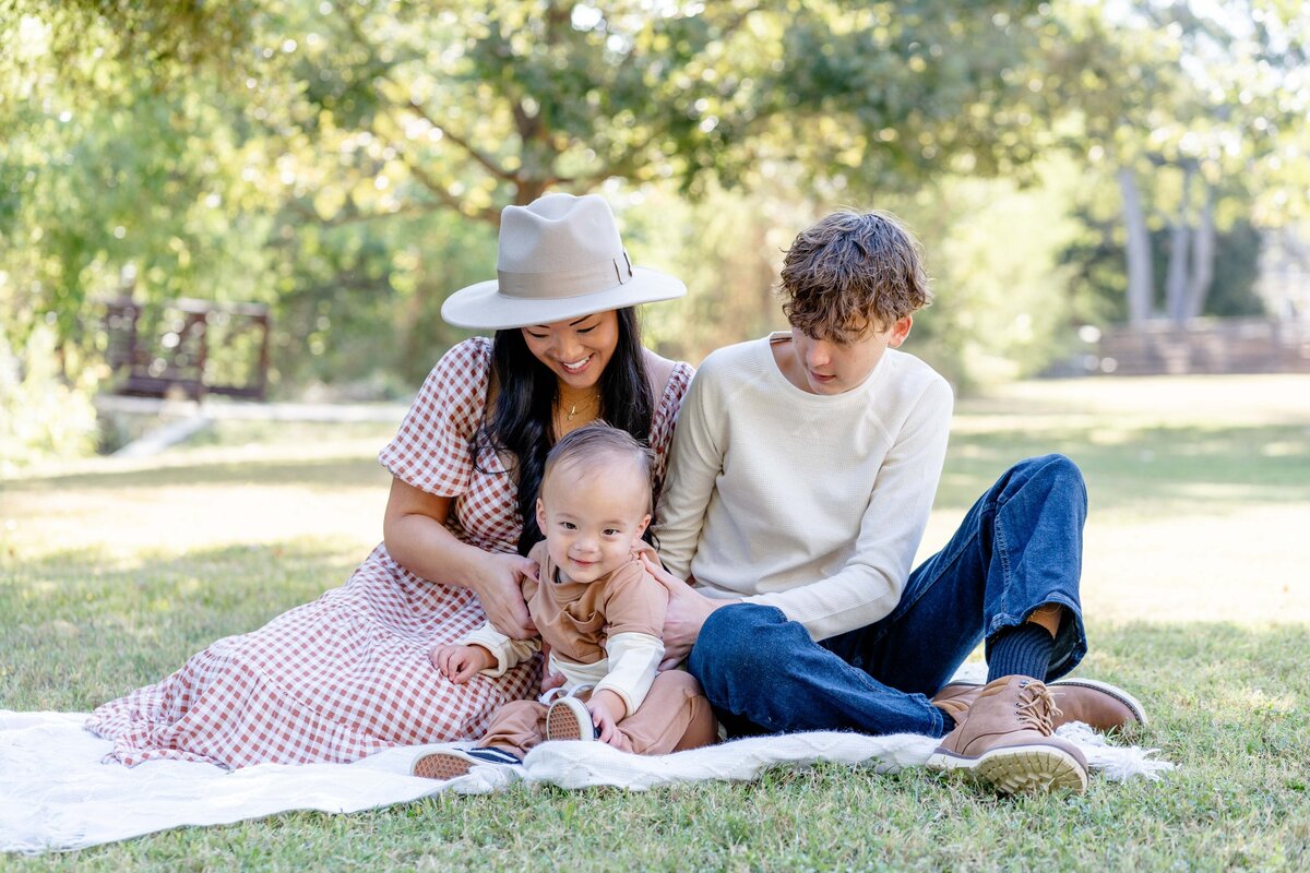 Austin-TX-Fall-Mini-Session-Magnolia-and-Grace-Photography-Co-JessicaL# (1)-13
