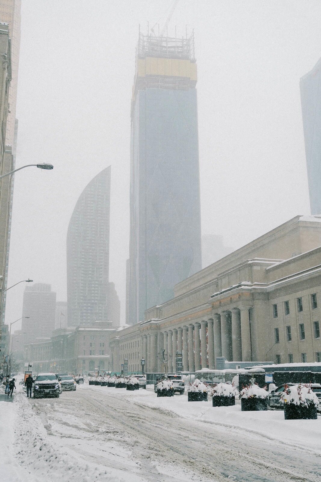 E10-Winter-snowy-engagement-photoshoot-in-Toronto-Zhan-and-Tina-2025-02-16-2500px-1009