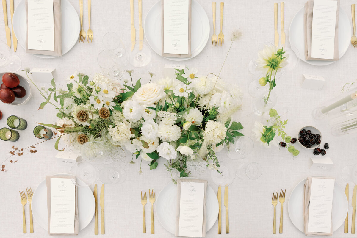 luxury-wedding-tablescape-at-willow-hill