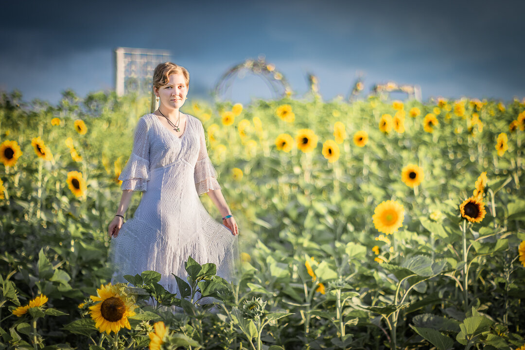 2022SinklandFarms-Sunfllower-Festival_senior-class-photos_social-media_website--7