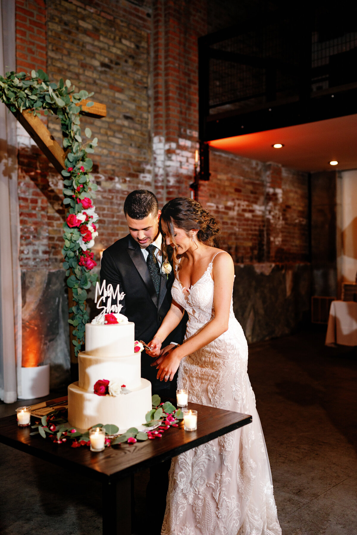 Aspen-Avenue-Chicago-Wedding-Photographer-Fairlie-simply-elegant-xo-anna-held-floral-studio-tamara-makeup-rustic-modern-hocky-fun-hype-elegant-Chicago-Loft-industrial-Romantic-XO-Art-And-Design-FAV-139