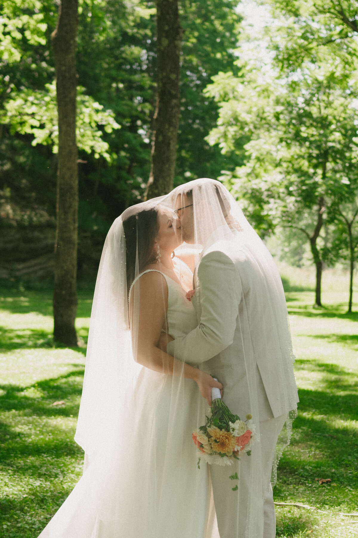 veil_wedding_kiss_romantic_mountains