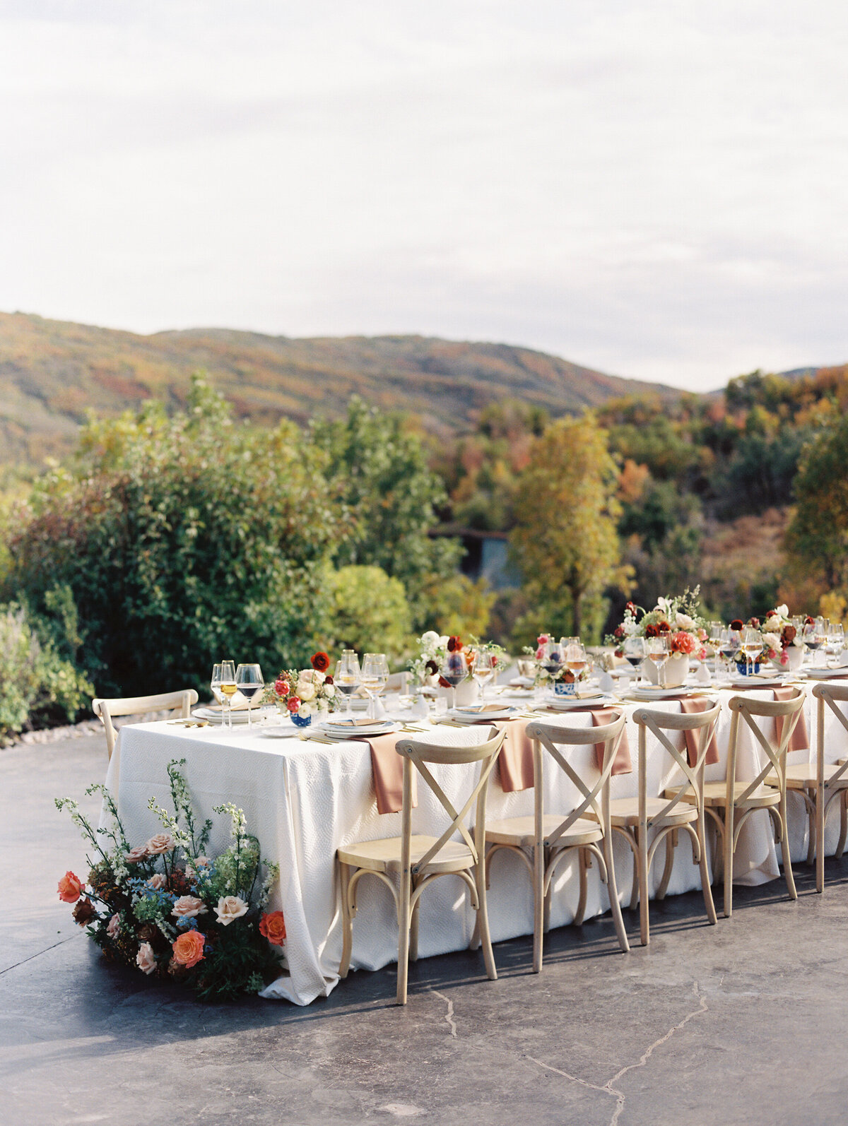 reception-table-with-mountains-in-background