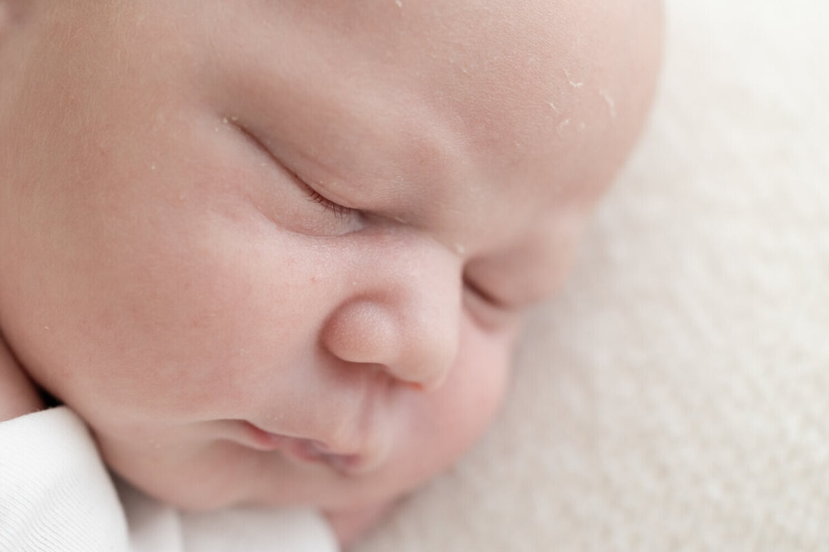Een newborn shoot aan huis die de kleine details van je baby prachtig vastlegt.