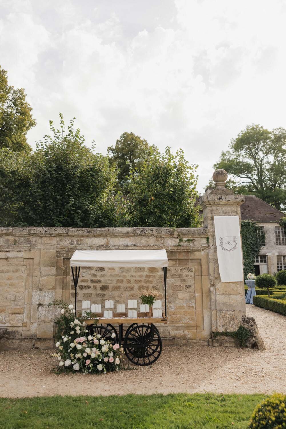 white luxury romance at chateau de Villette for Hannah & dylan Barbour wedding in Paris - Floarl designer Veronique lORRE27