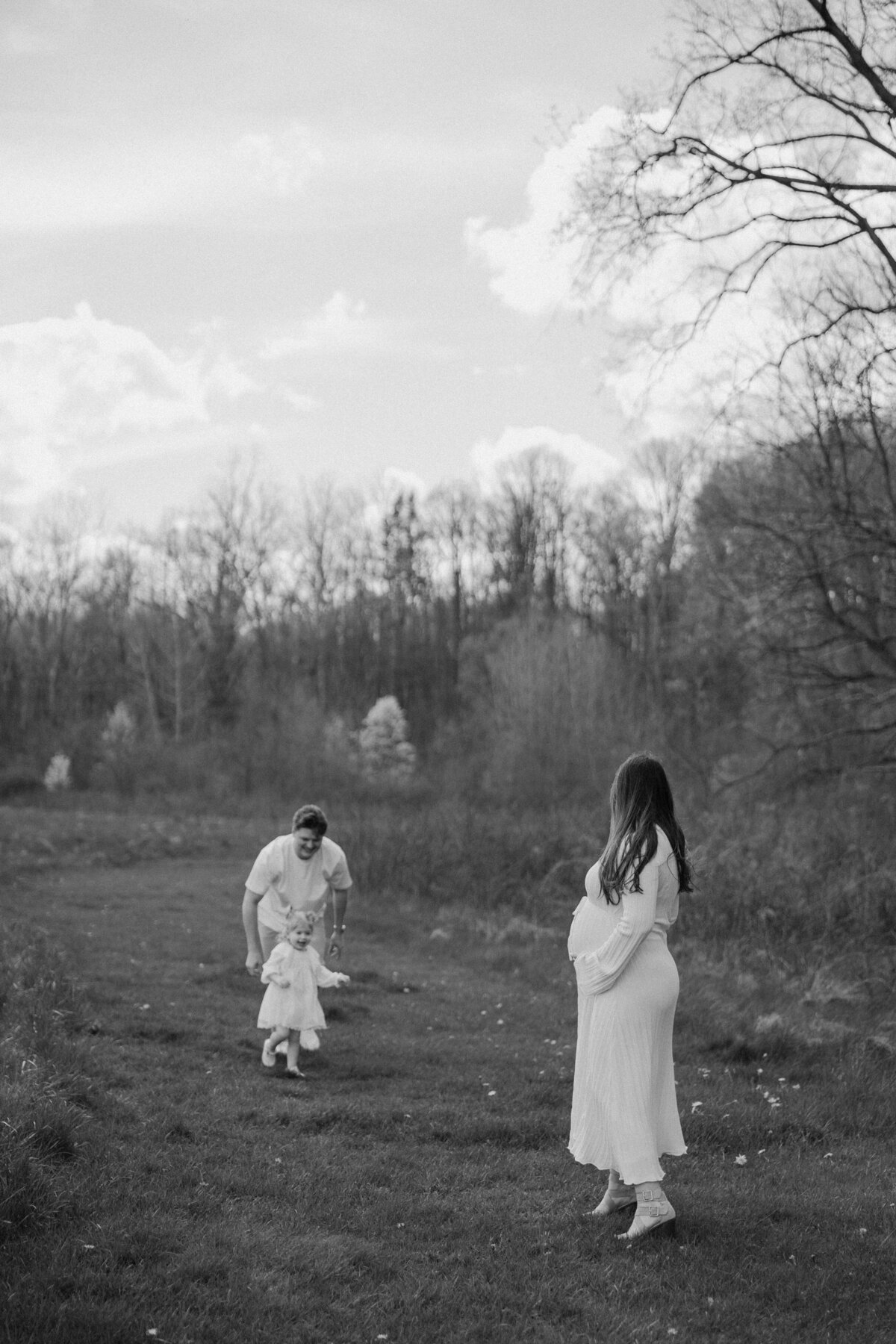 timeless-outdoor-family-maternity-photography-in-field-3