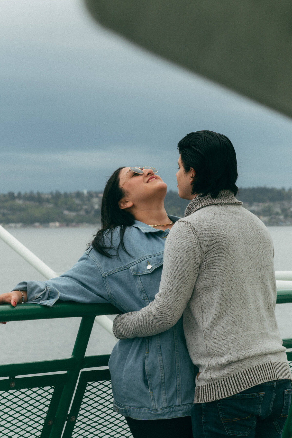 couples-session-seattle-ferry-jennifer-moreno-photography-documentary-style-washington