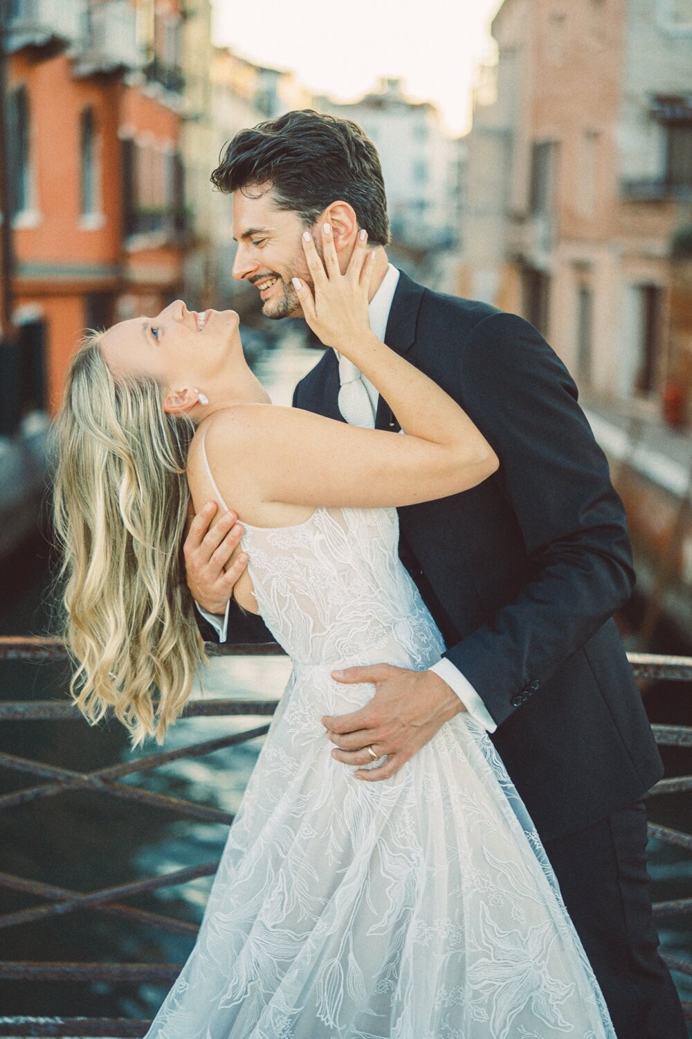 venice-elopement-photographer-editorial-film-35mm-wedding-fashion_0131