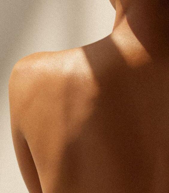 womans shoulder
