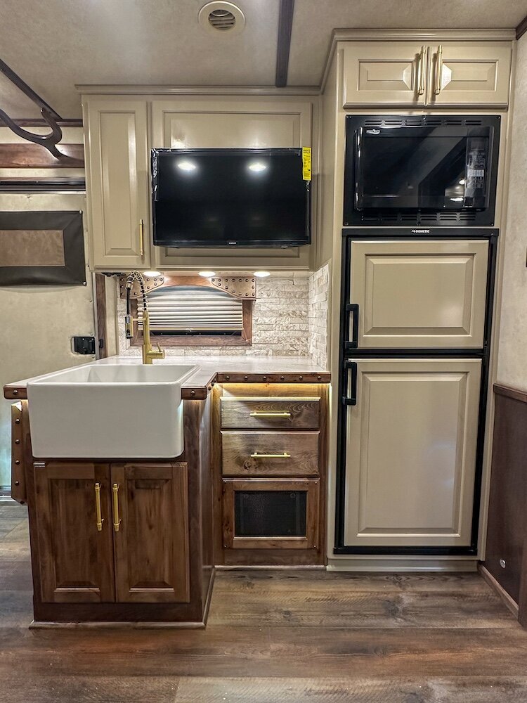 luxury-living-quarter-horse-trailers-trail-boss-conversions-kitchens-22