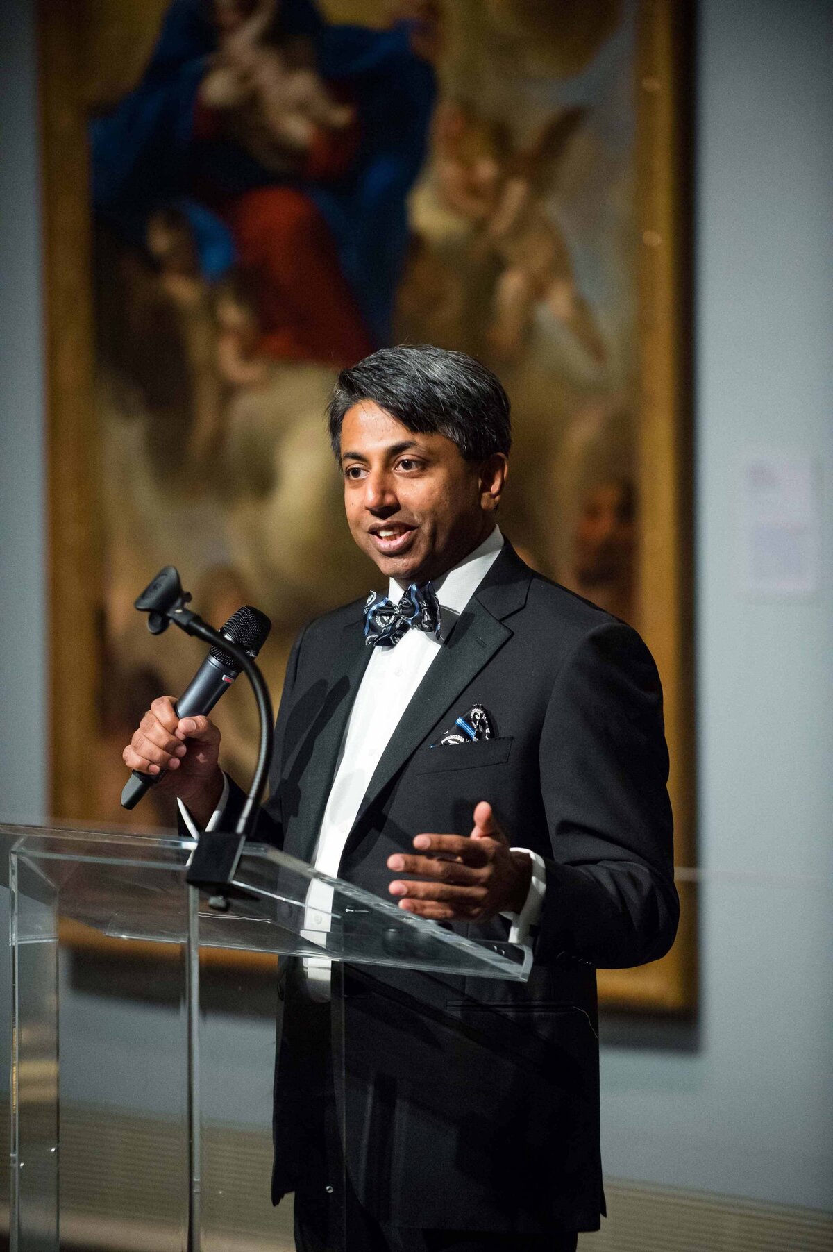 Ashwini D. Sharan speaks in Houston at the past presidents of the CNS dinner at the art museum