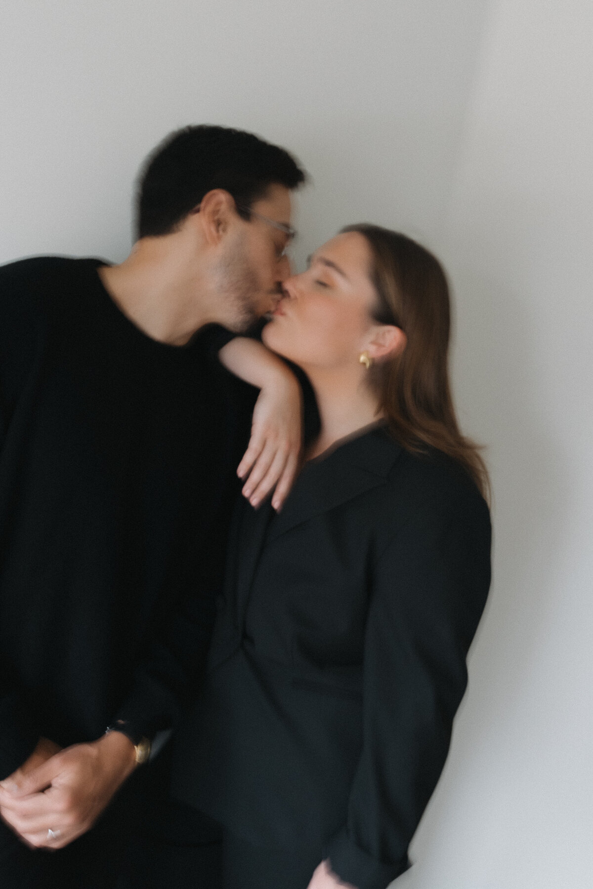 Editorial foto van koppel met blurry effect.