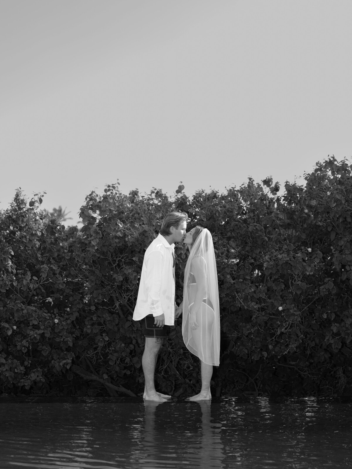 hualalai four seasons wedding couple