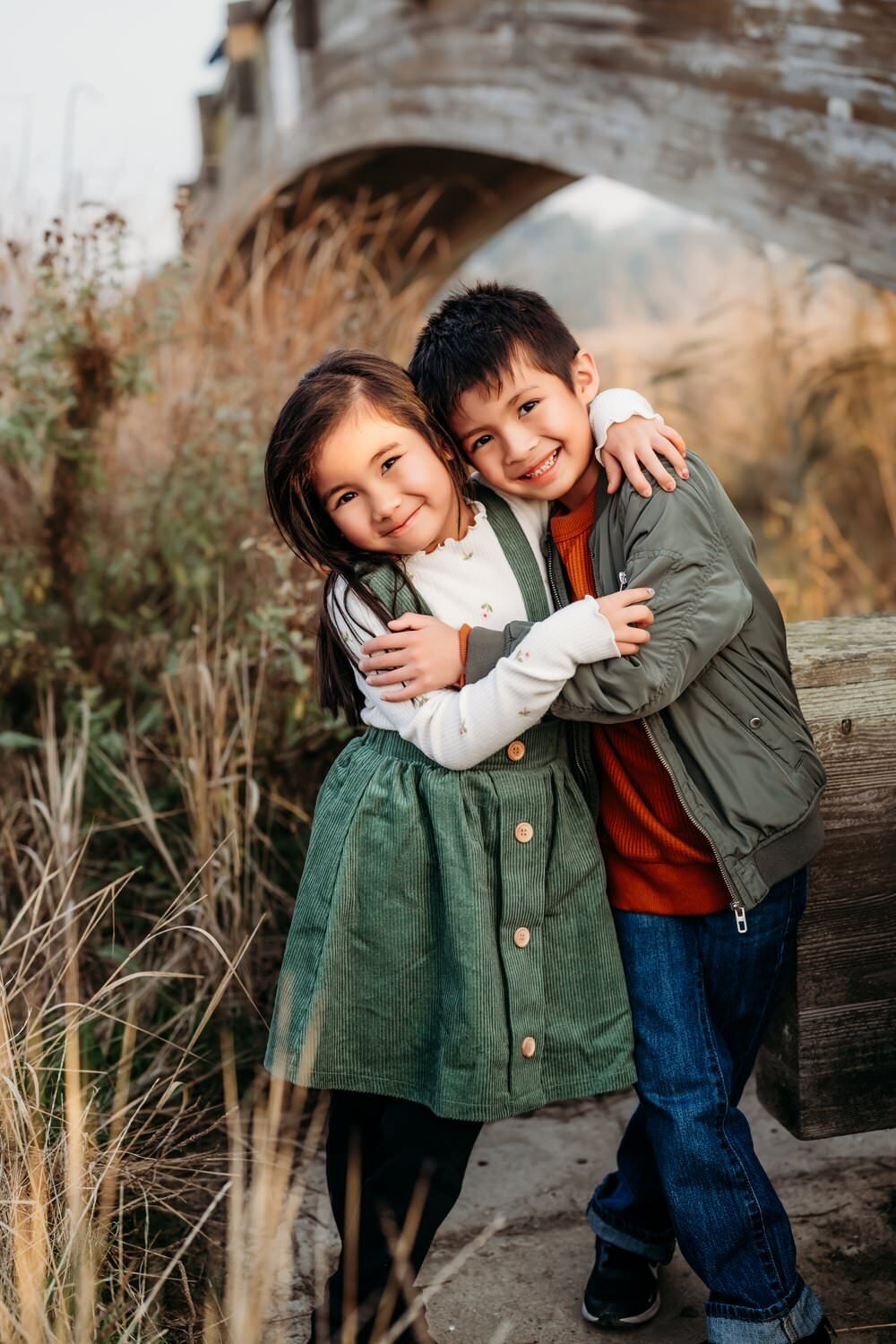 sibling-hug-martinez-bridge