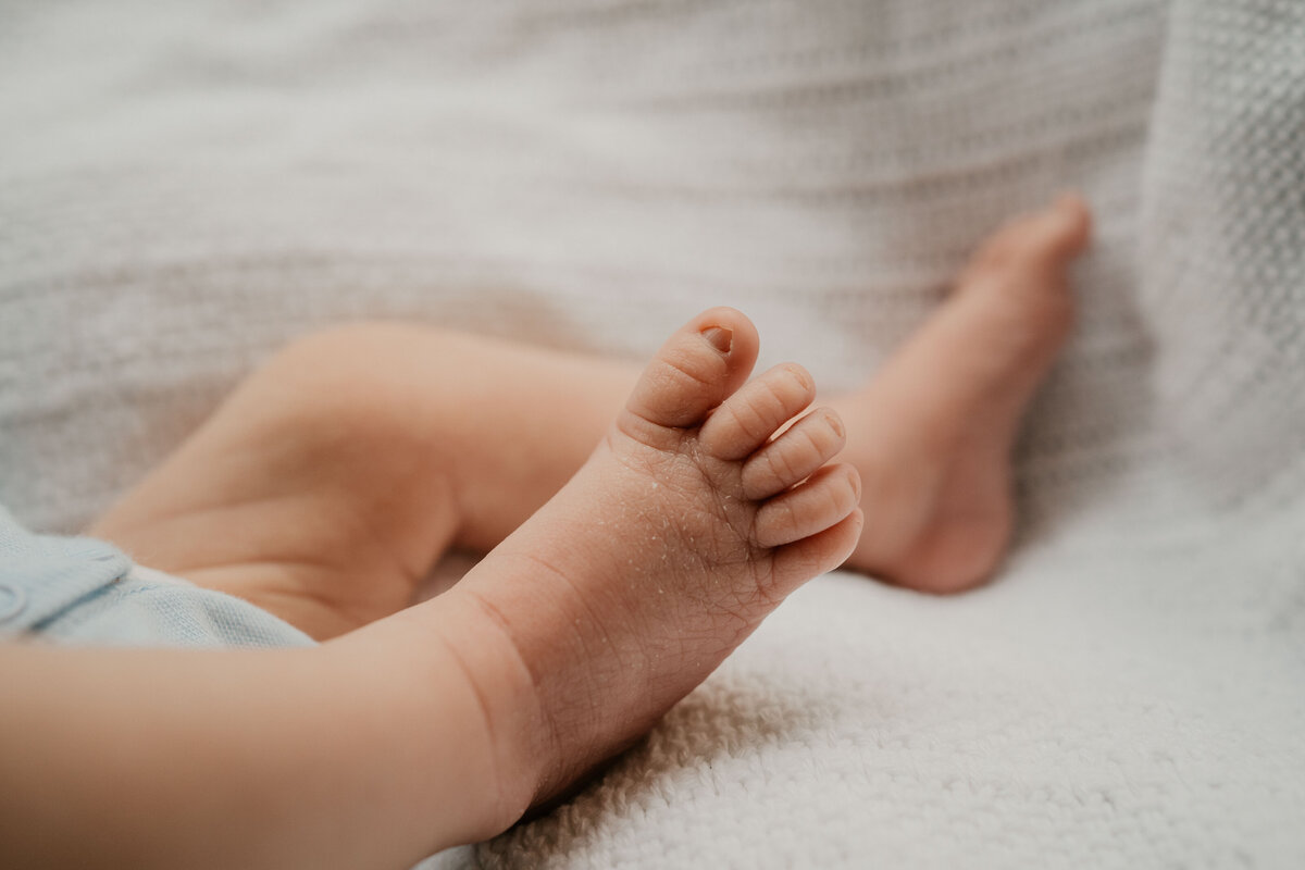 Newbornshoot door Leukfotografie in Amsterdam, Zaandam, Landsmeer, Oostzaan en Purmerend – zachte, liefdevolle babyfoto’s-19