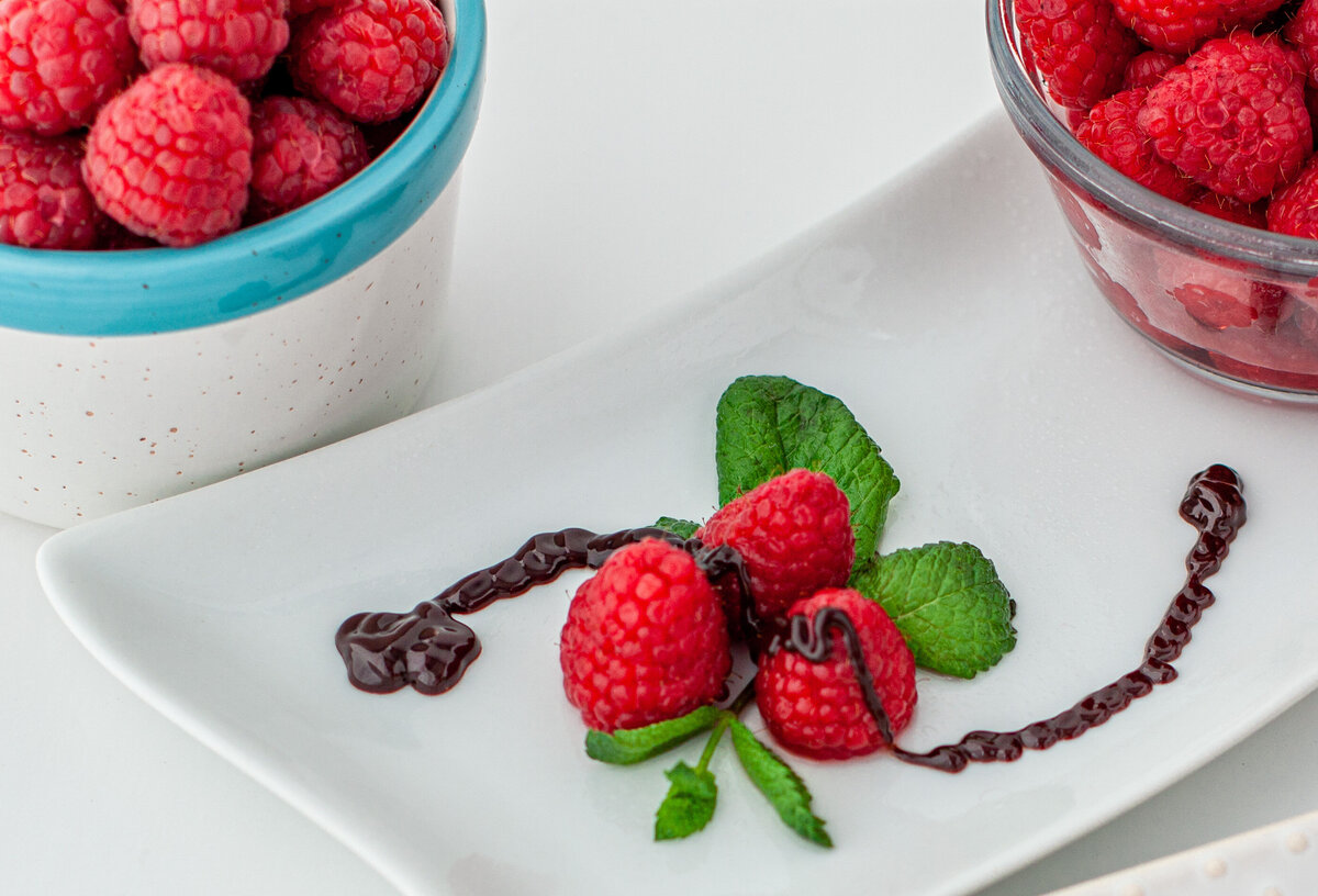 foodphotography_bakedpears_chocolaterasberrysauce-4715