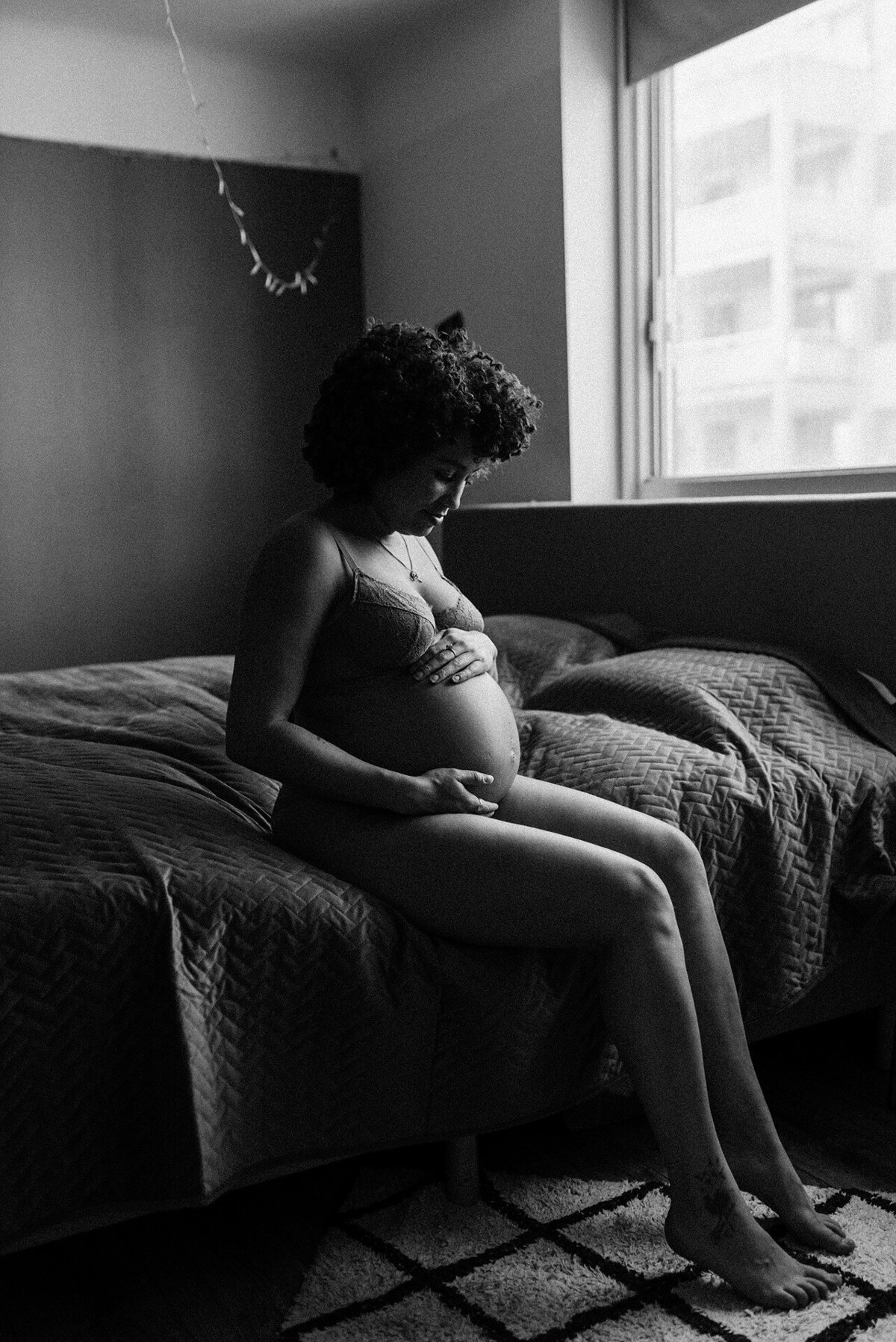 37-LouiseBoonstoppelFotografie_zwangerschapshoot_elegant_blote_buik
