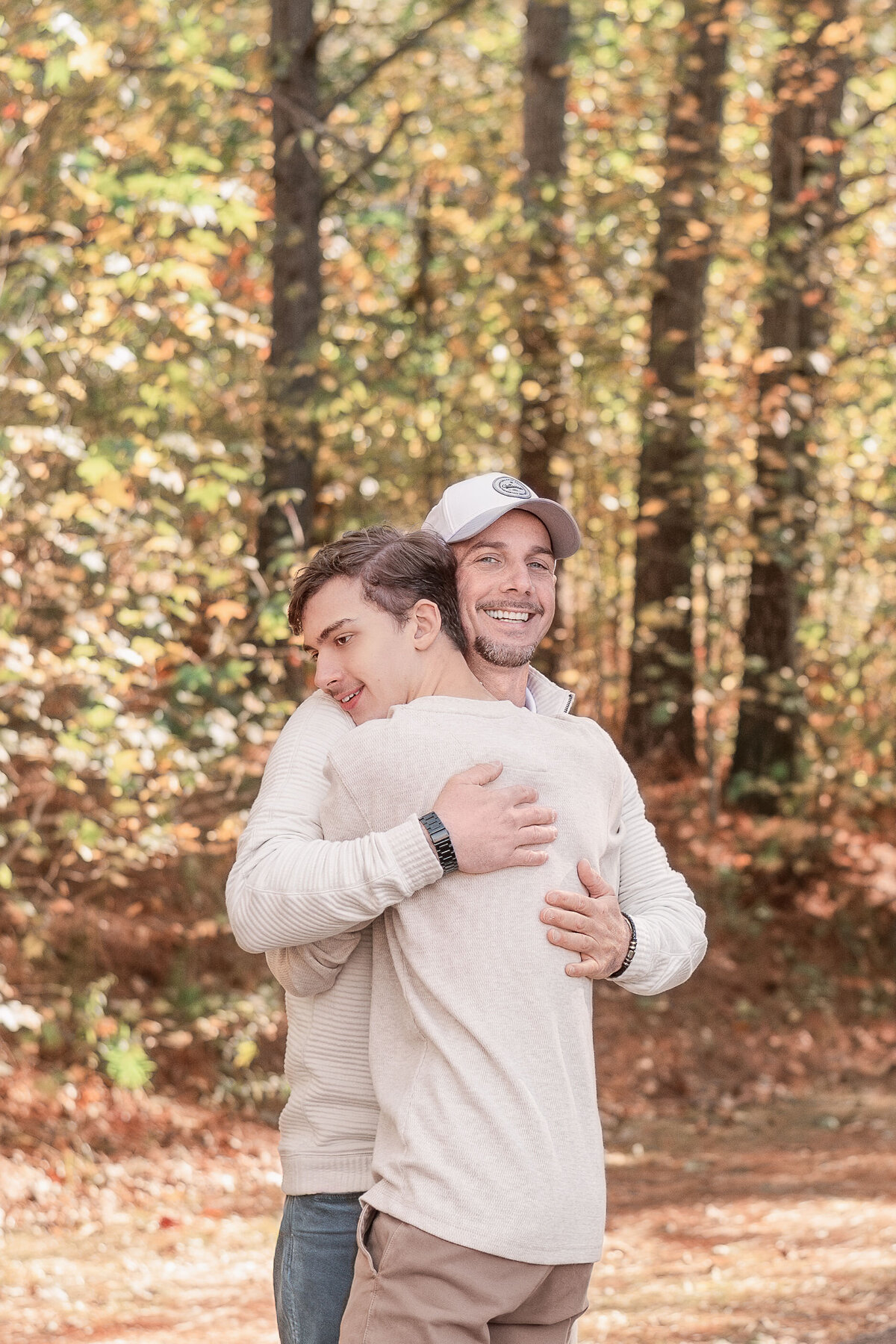 hugging-dad-son-photo-fall-family-session