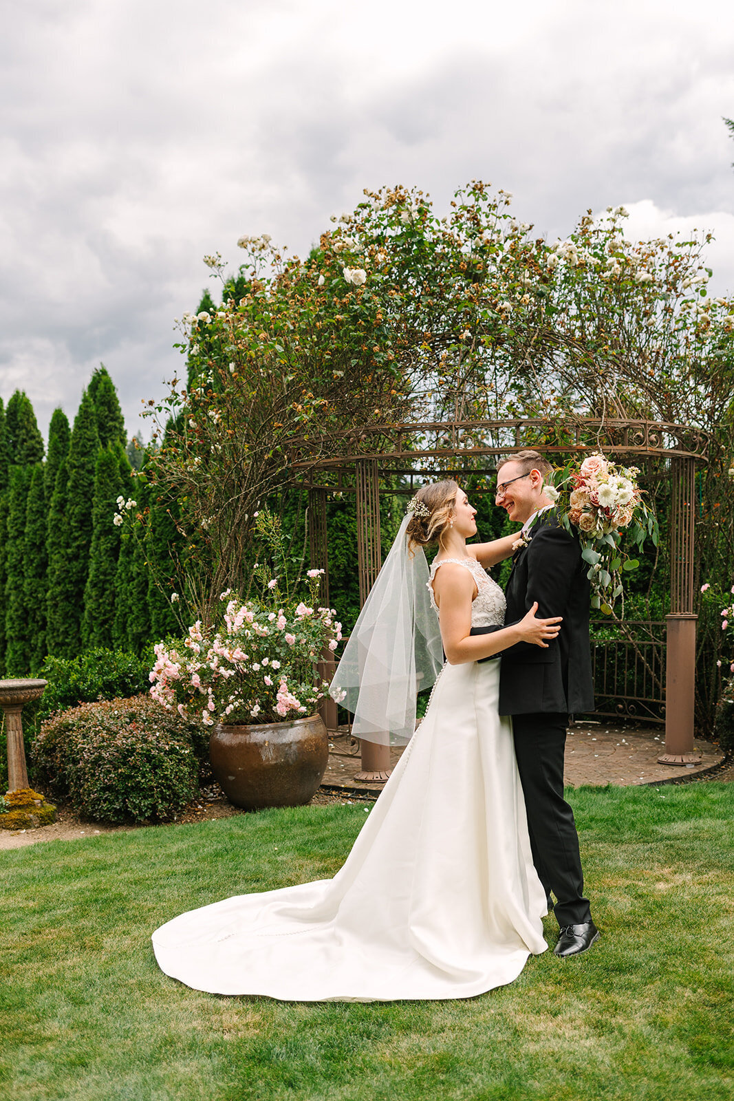 Photos of the bride and groom at Snohomish Wedding Venue Greengates at Flowing Lake