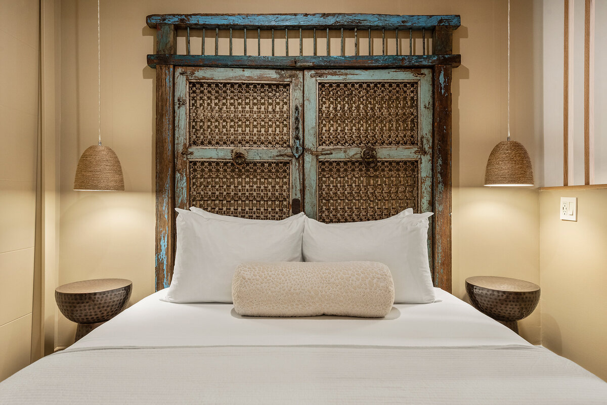 57-antique-headboard-bedroom-casita-maldivian