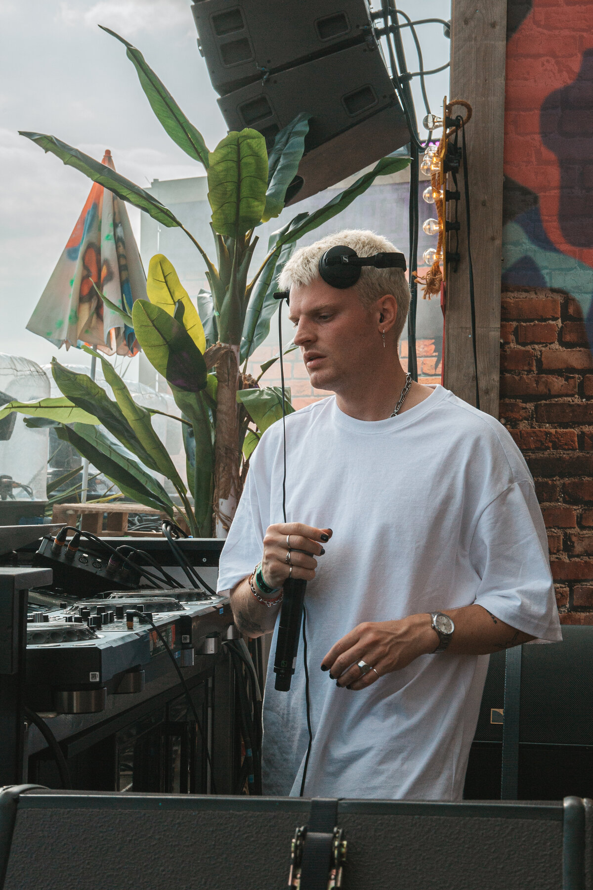 Sam Hofman during his DJ set at a festival, fully focused, captured by photographer Bo Eppink.