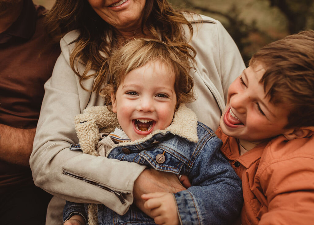 siblings-hug-photo-bangalow