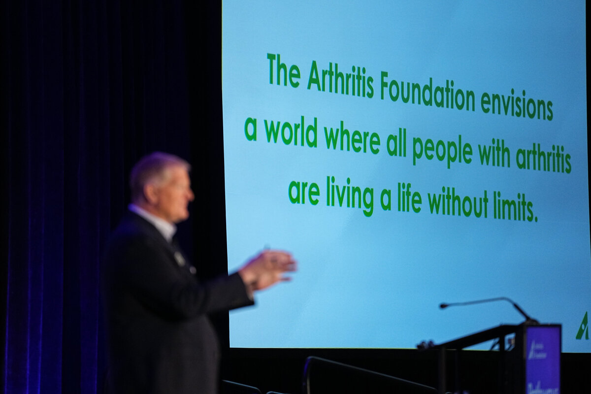 kansas-city-event-photography-0233-presenter-with-arthritis-foundation-slide